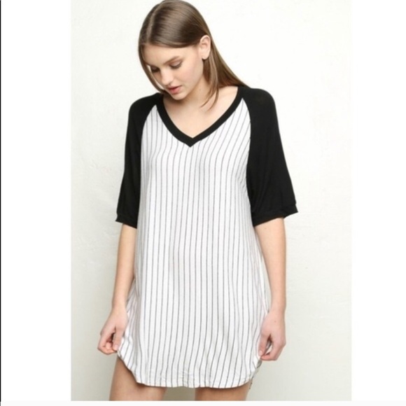 Brandy Melville Tops - ☁️Brandy Melville Baseball Tee☁️